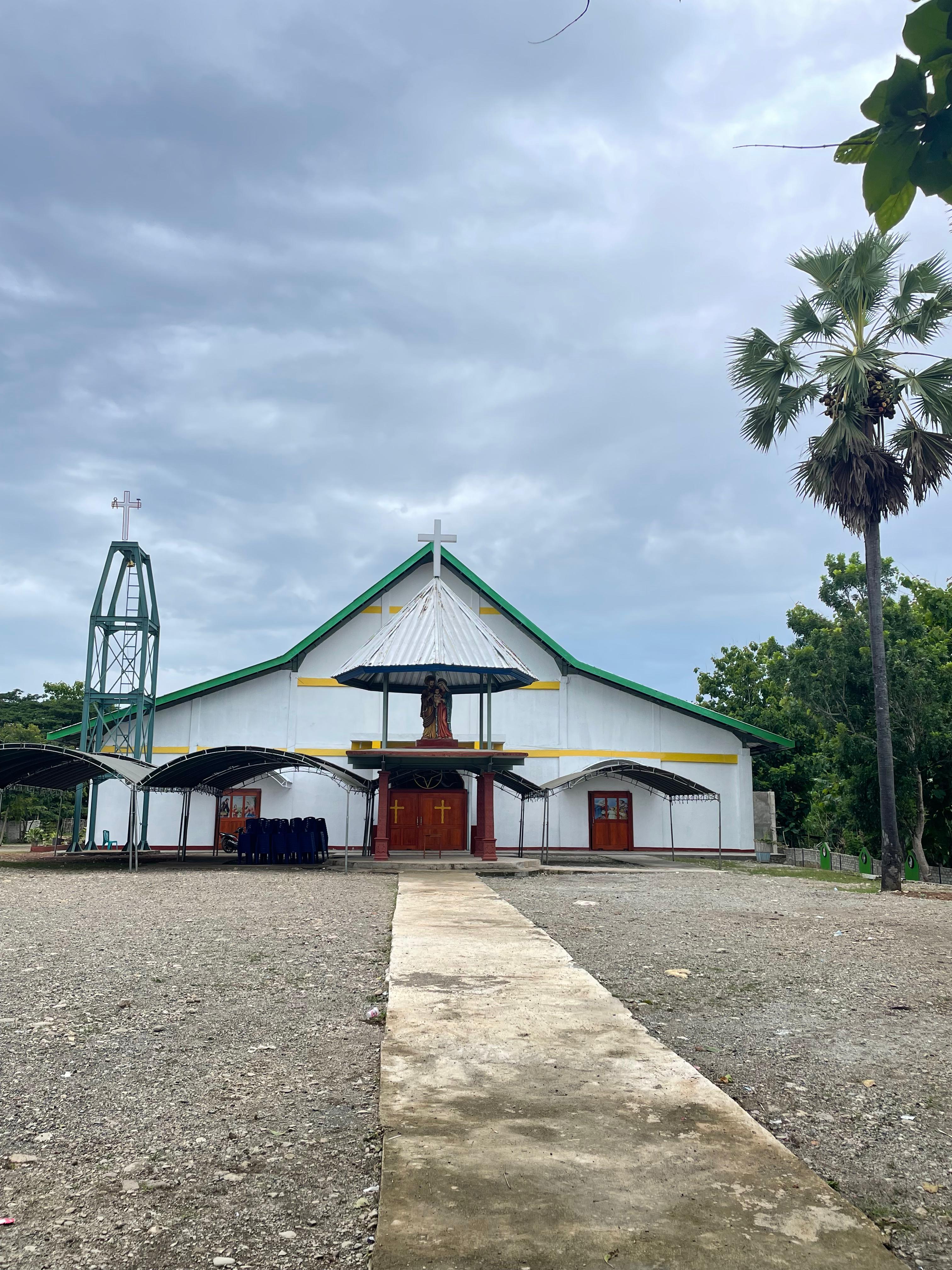 Uskup Atambua Mgr. Dominikus Saku, Pr, Tahbiskan  Gereja Keluarga Kudus Ainan TTU